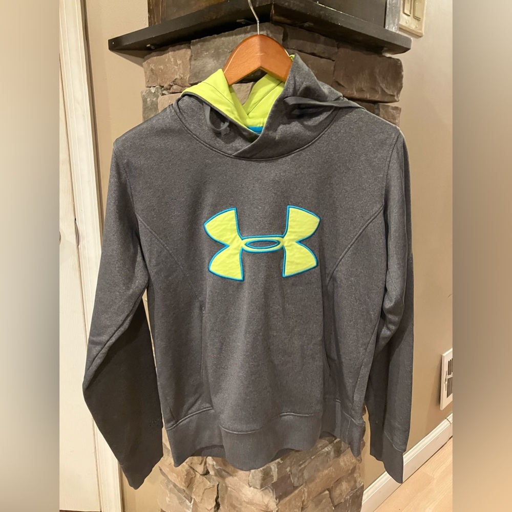 Woman’s Under Armour hoodie sweatshirt medium